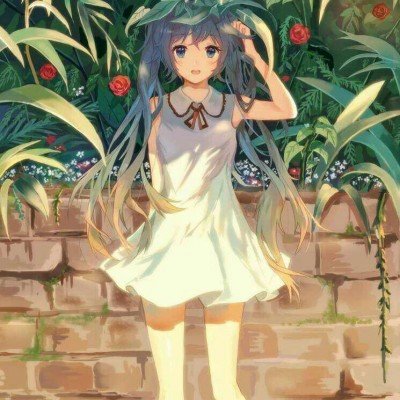 印度男子头插砍刀淡定玩手机